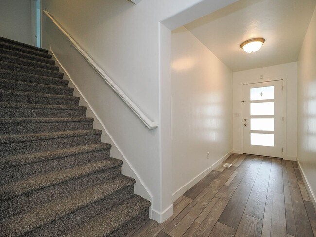 Building Photo - 3 Bedroom, 2.5 Bathroom Riverton Town Home