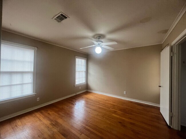 Building Photo - 4414 Akard Ave