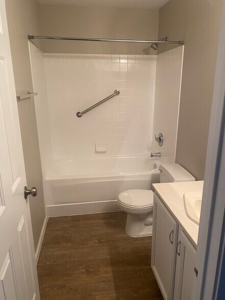 2nd bath - 7146 W Hunnington Dr