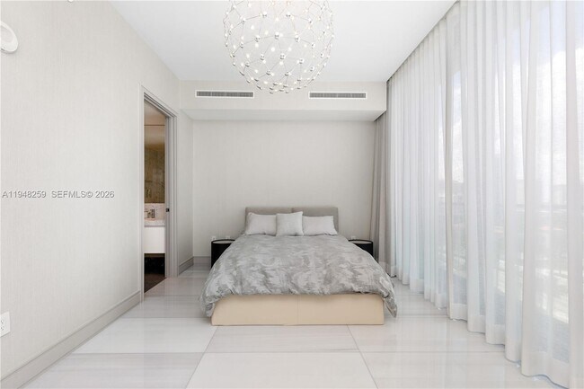 Building Photo - 17901 Collins Ave