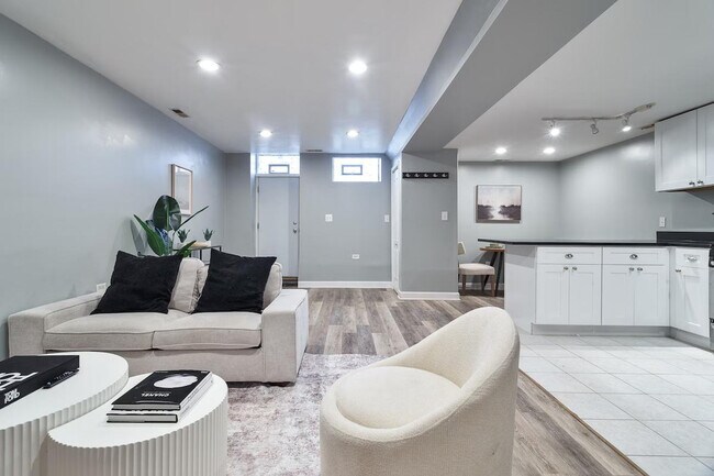 Building Photo - 3018 N Clybourn Ave