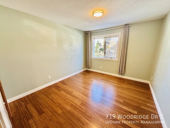 Building Photo - 719 Woodridge Dr S