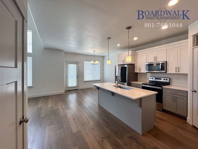 Building Photo - Spacious 3 bed in Quiet Community