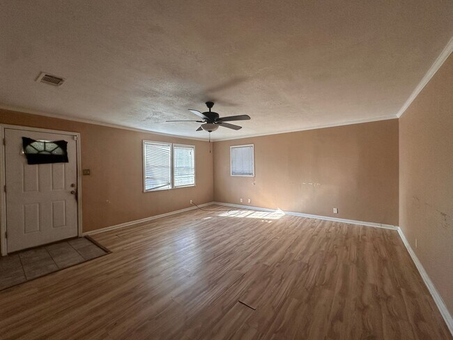 Building Photo - Spacious 3/2 available now!