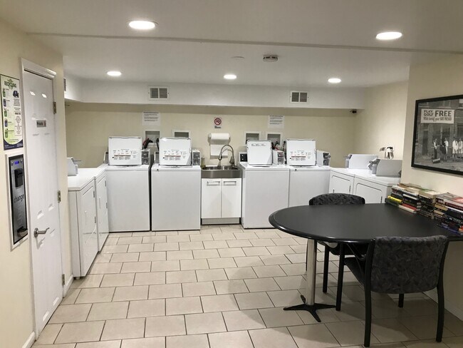 Building Photo - 4719 N Lincoln Ave