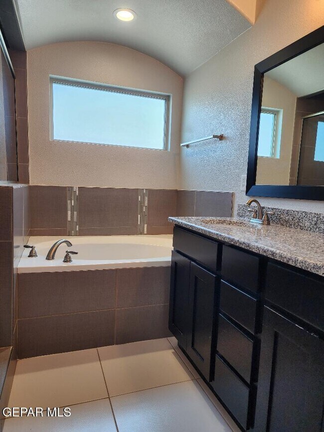 Building Photo - 7857 Enchanted Hls Dr