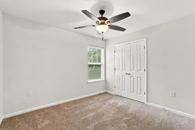 Building Photo - Spacious End Unit Townhome!