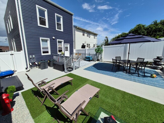 Building Photo - 9124 Columbia Ave