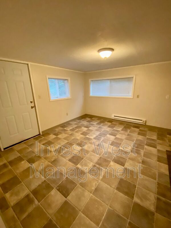Building Photo - 1300 NE 88th St