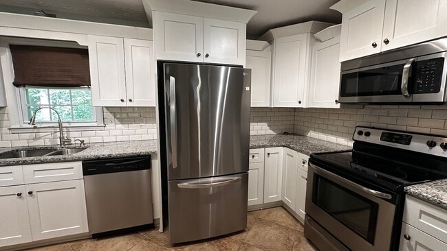 Building Photo - Spacious 4-Bedroom, 3-Bath Home with Moder...