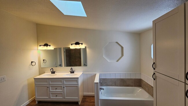 Building Photo - Charming 2bed 2bath home