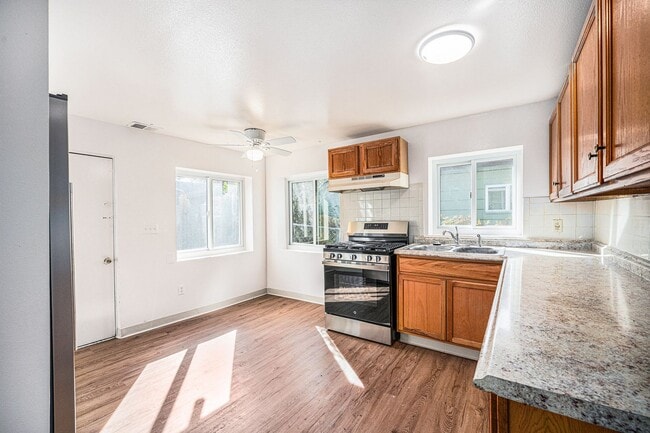 Building Photo - Fantastic House In Desirable Englewood Nei...