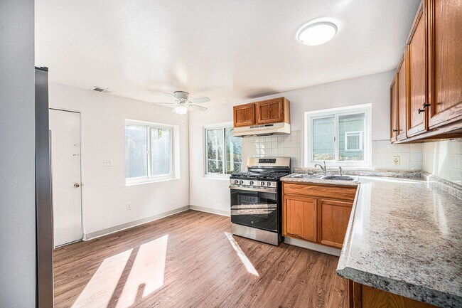 Building Photo - Fantastic House In Desirable Englewood Neighborhood