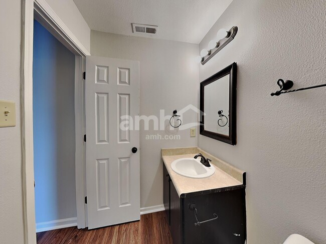 Building Photo - 1413 Dowell St