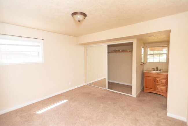 Building Photo - 307 N 3rd St