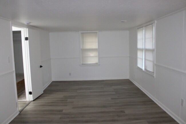 Building Photo - Spacious 4 Bedroom, 3 Full Bath Home In In...