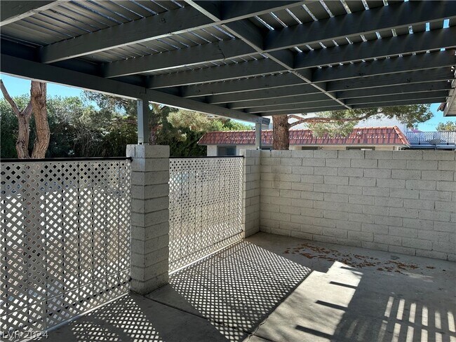 Building Photo - 1121 Willow Tree Dr