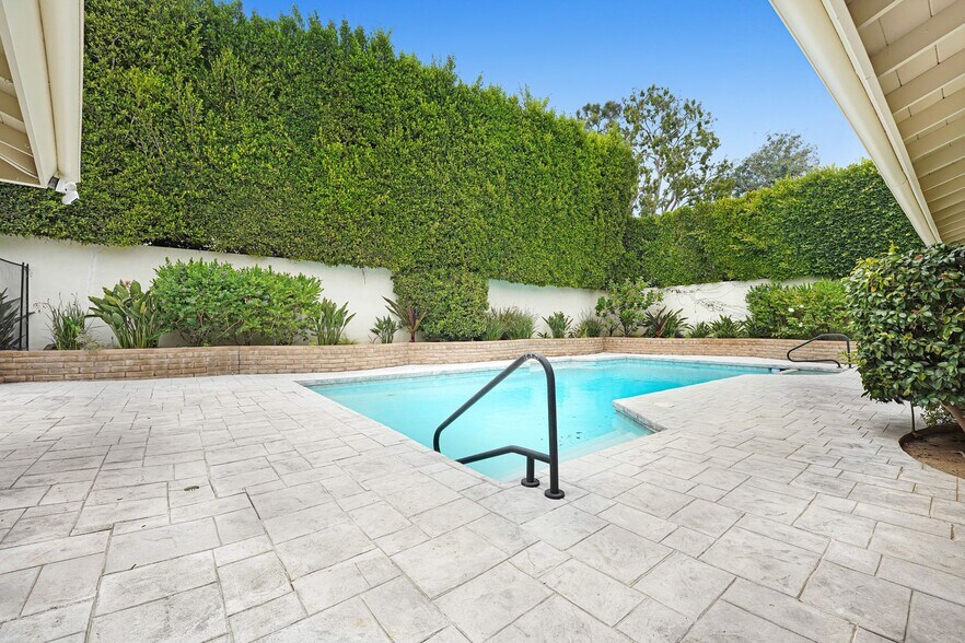 Building Photo - 555 Amalfi Dr