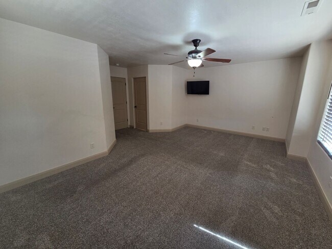 Building Photo - Shadow Ridge 3 Bedroom