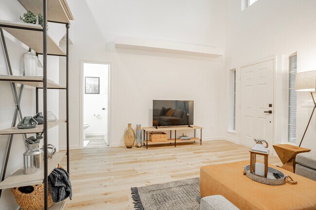 Building Photo - 323 Celia Cir