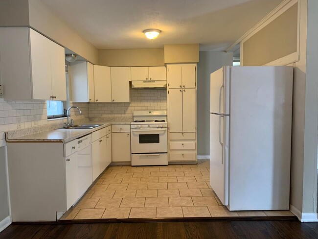 Building Photo - 4 Bedroom 2 Bath Spacious Home