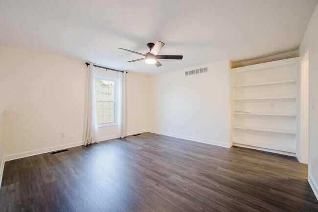 Building Photo - Move-in-ready 3 bed / 3 Full Bath In Louisville's Four Seasons — Fully Updated, No Carpet, Fiber ...