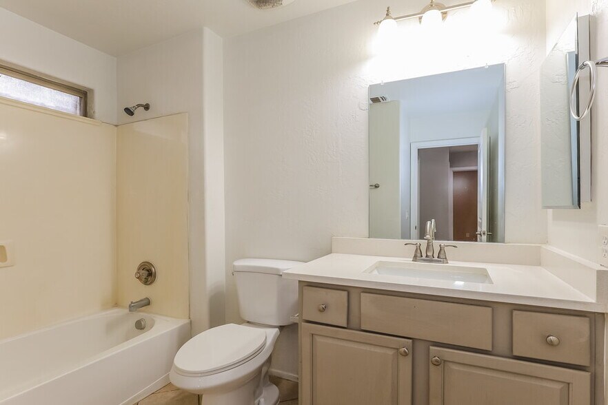 Building Photo - 809 E Agua Fria Ln