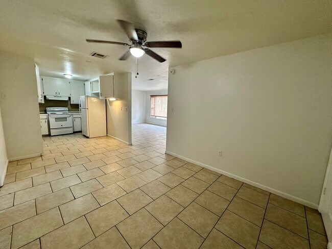 Building Photo - Charming 3-Bedroom, 1.5-Bathroom Home with Stunning Lake Views