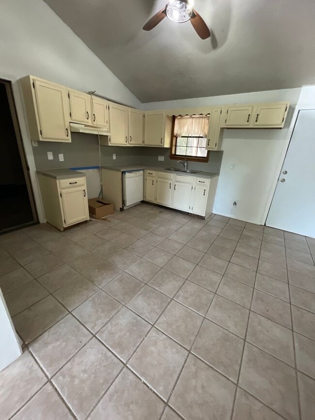 Building Photo - Western Hills 3 Bedroom Home