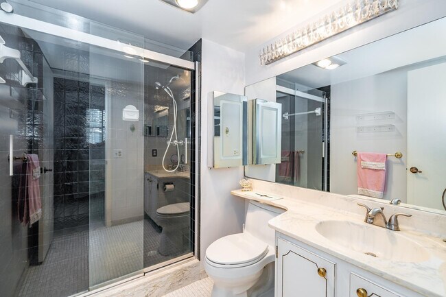 Building Photo - 9500 N Hollybrook Lake Dr