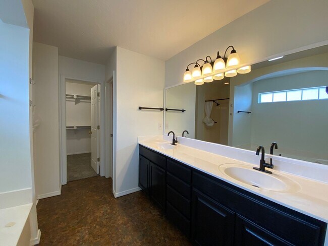 Building Photo - Great location with easy highway access.