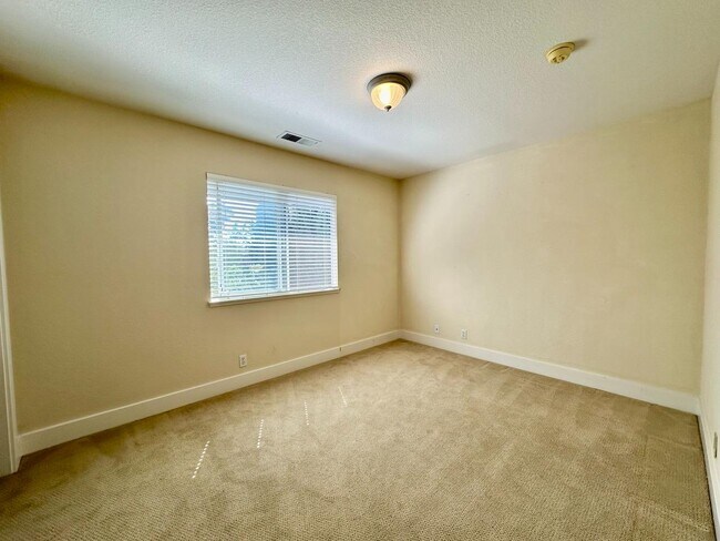 Building Photo - 826 Chynoweth Ct