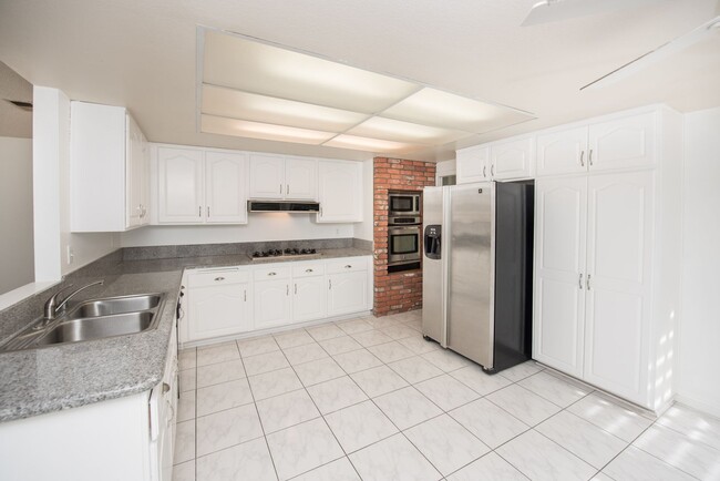 Building Photo - Rose Hills