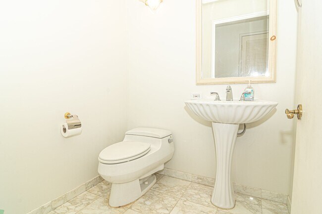 Building Photo - Spacious Condo, Exclusive Building - Honolulu