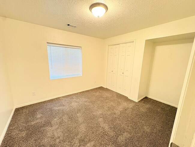 Building Photo - 334 W Mountain View Dr