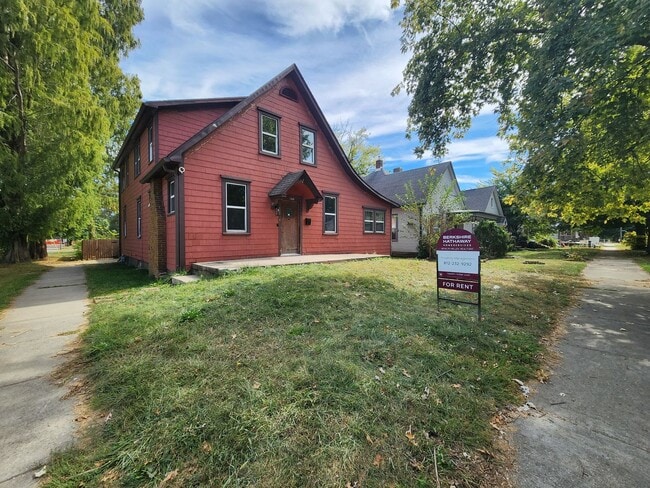 Building Photo - House W/ 2 Individual Units !