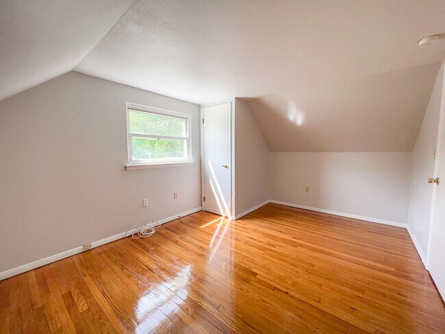 Building Photo - Single Family House in the North End of Hartford