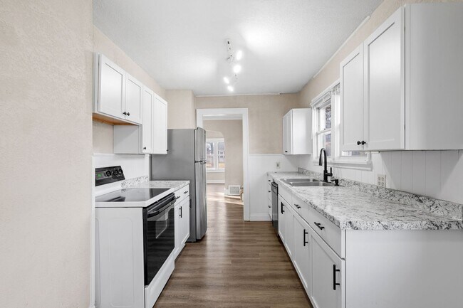 Building Photo - Updated 4-Bedroom 1.5-Bathroom Home in Minneapolis