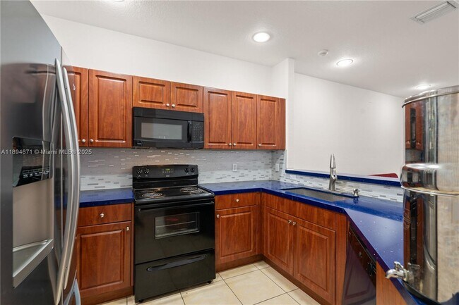 Building Photo - 1010 NW 102 Ct