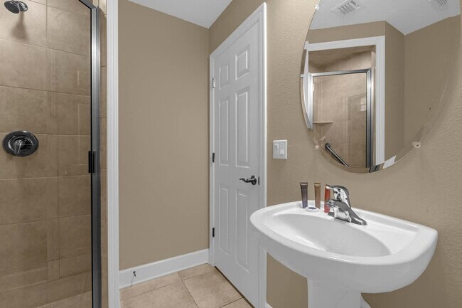 Building Photo - 14590 Damai Ln