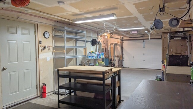 Building Photo - 1412 Springwater Dr