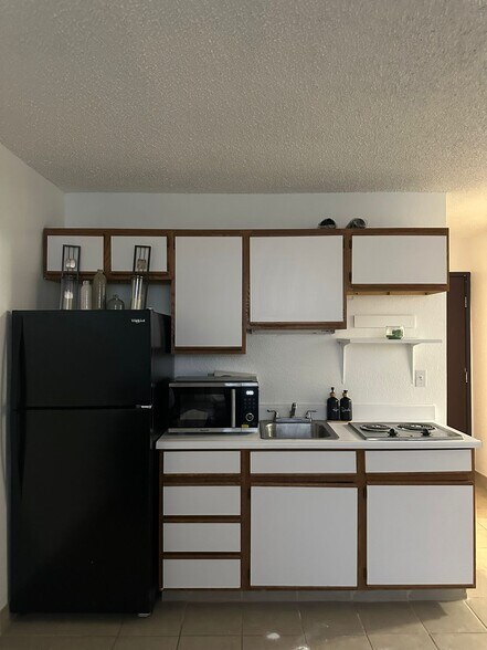 Building Photo - 2410 Rio Dr