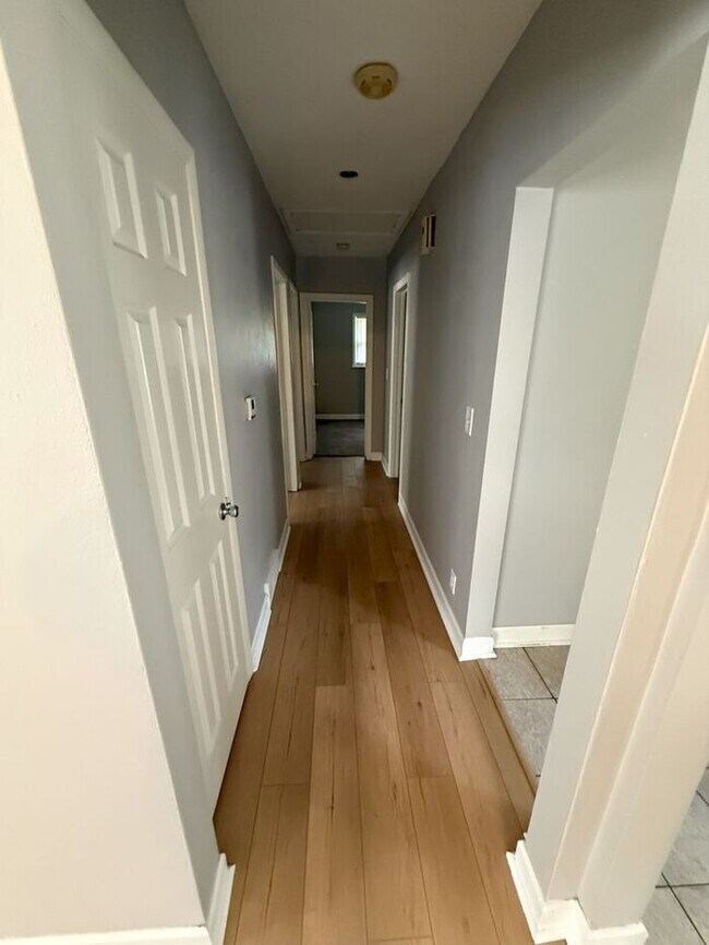 Building Photo - SPACIOUS 3 BR HOME HUGE BACKYARD