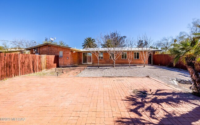 Building Photo - 821 N Corinth Ave