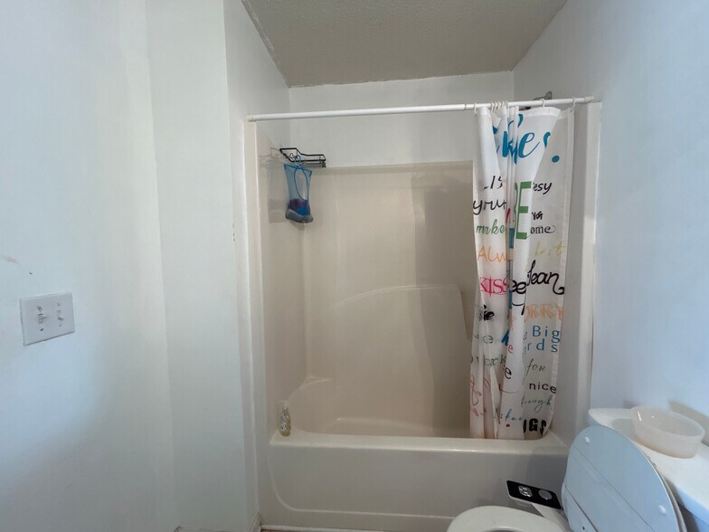 Building Photo - Room in House on Cabana Way