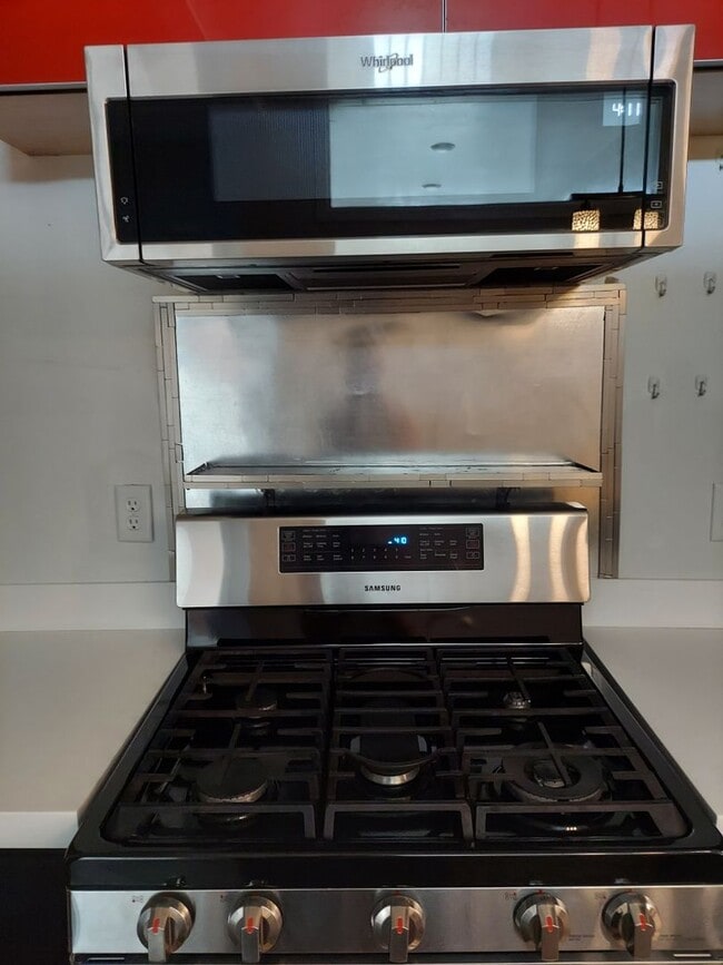 Building Photo - r221-7