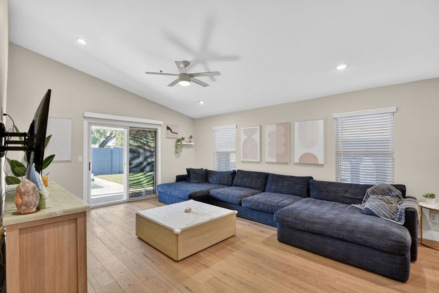 Building Photo - 8807 E Dahlia Dr