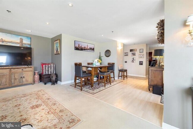 Building Photo - 5213 Le Parc Dr