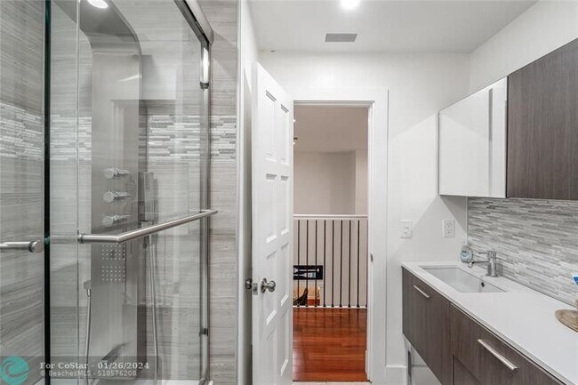 Building Photo - 808 Solar Isle Dr