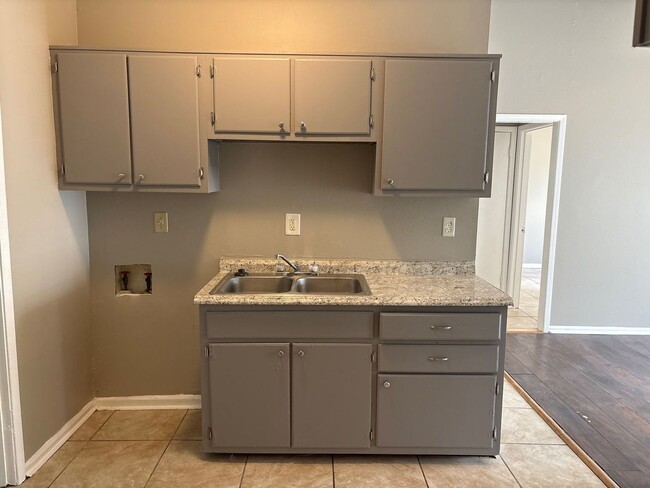 Building Photo - Newly Listed Home in Oakhaven